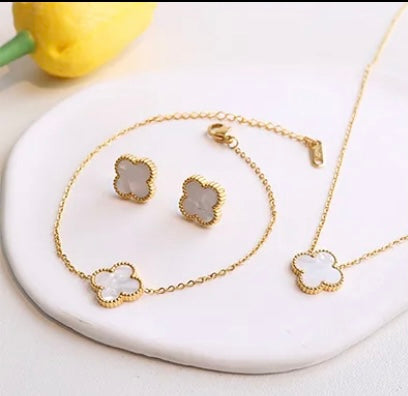 Luxurious Necklets Set White